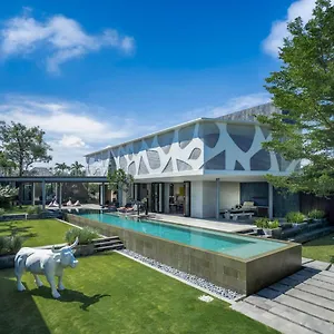 https://villa-issi.ubudhotelsnow.com
